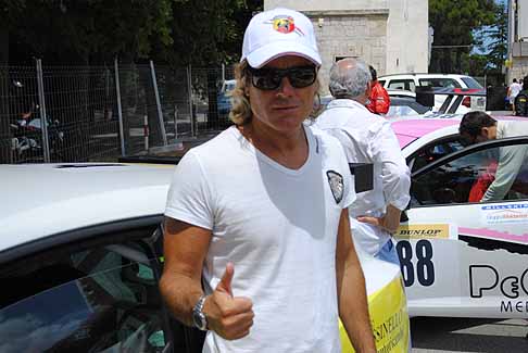 Seat - Jimmy Ghione del TG satirico Straiscia la Notizia immortalato da Automania alla Coppa Selva di Fasano, cronoscalata in salita width=